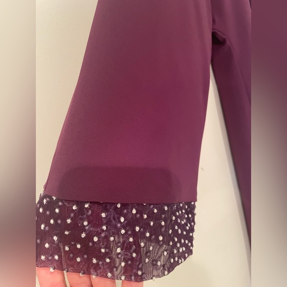 It is a beautiful dress, classic and suitable for parties. - Picture 9 of 11